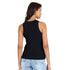 Frau in einem Merino Tanktop und einer hellen Jeans von hinten zu sehen.